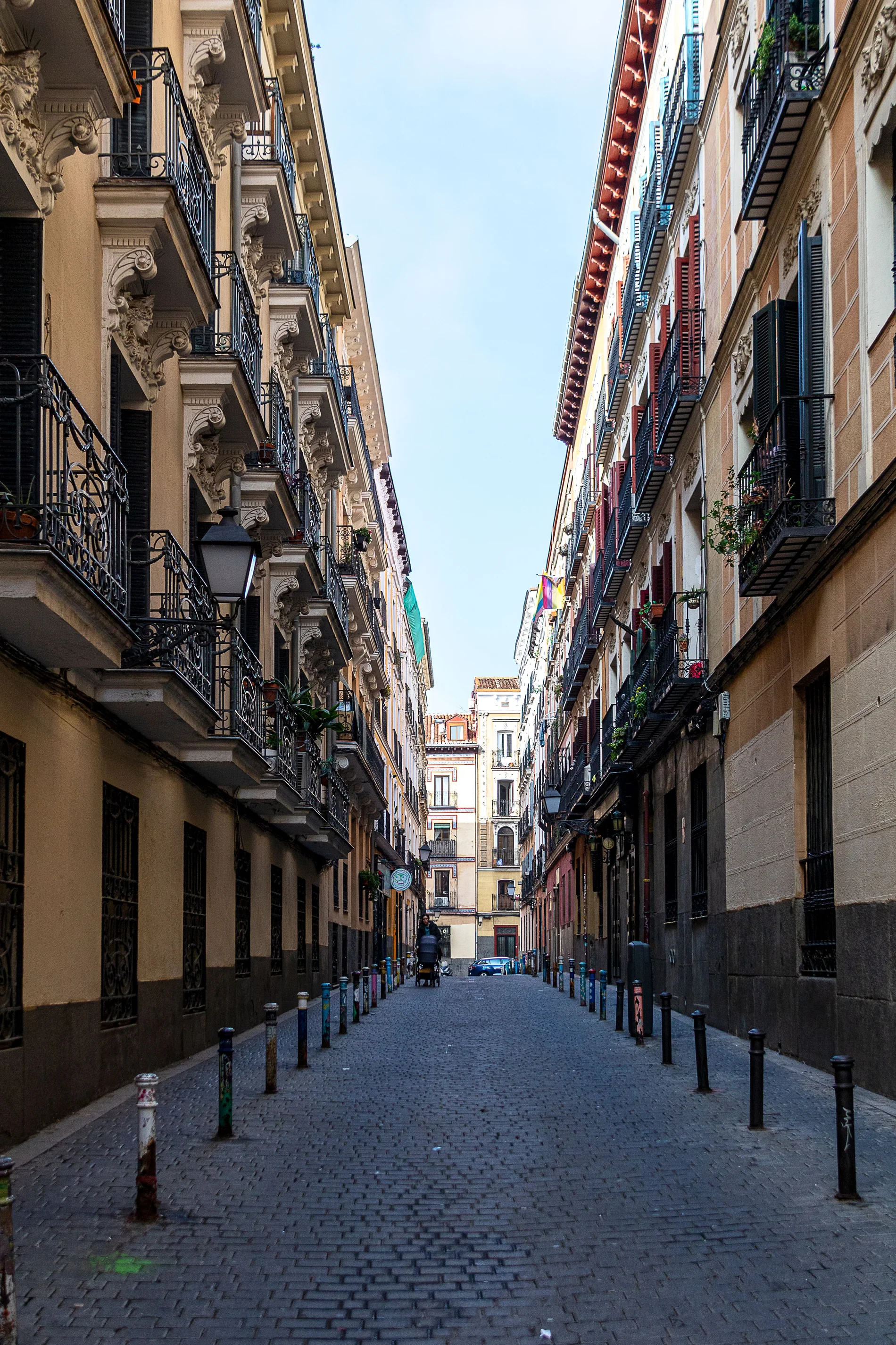 Calle de Madrid con arquitectura contemporánea