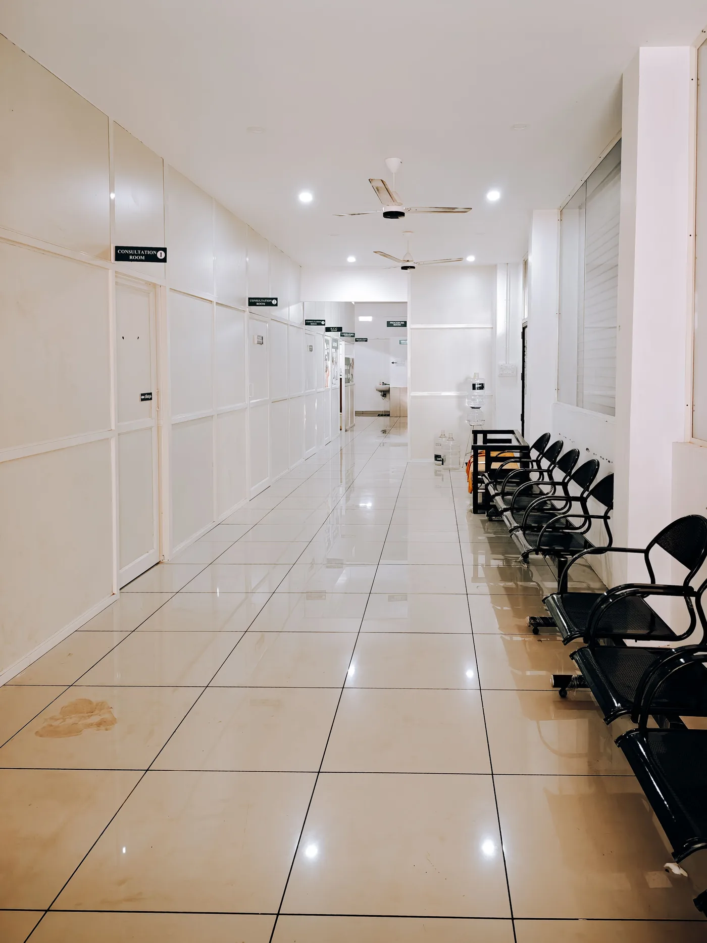 Pasillo de un centro sanitario contemporáneo